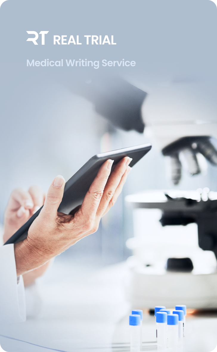 이미지 상단, 회사 RealTrial 로고 회사명과 서비스명, Medical Writing Service 이 적혀있다, 현미경이 이미지 우측, 태블릿을 들고 있는 손이 좌측에 위치한다
