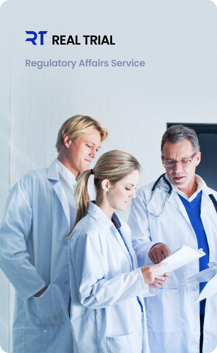 이미지 상단, 회사 RealTrial 로고 회사명과 서비스명, Regulatory Affairs Service 이 적혀있다, 중앙에 여자 의사 1명과 남자 의사 2명이 있다, 여자가 갖고 있는 차트를 나머지 인원들이 쳐다본다.